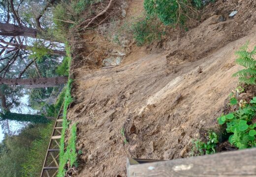 Oleiros denuncia novos desprendementos de terra no paseo costeiro de Santa Cruz e a pasividade de Costas ante o grave problema de seguridade